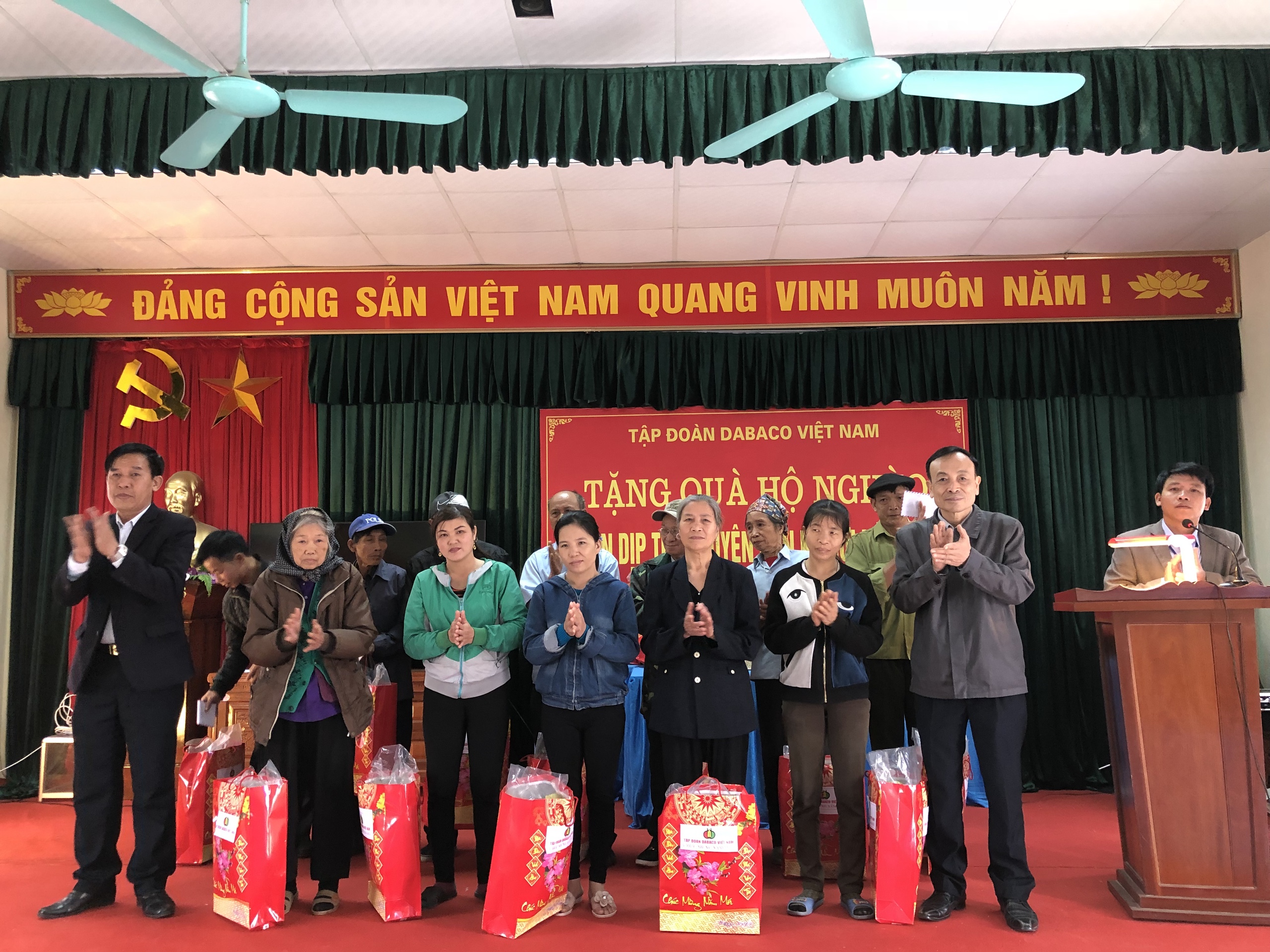 Tặng quà cho các hộ nghèo và có hoàn cảnh khó khăn nhân dịp Tết Nguyên đán Kỷ hợi 2019